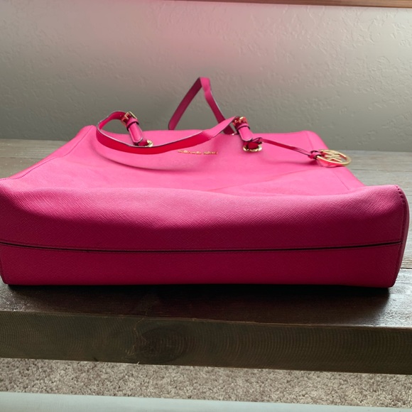 MICHAEL Michael Kors
Bag Mk Fuschia Leather Tote - Picture 5 of 6